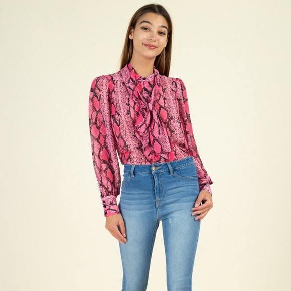 🌸NWT!Snake Skin Tie Neck Top - Picture 2 of 5